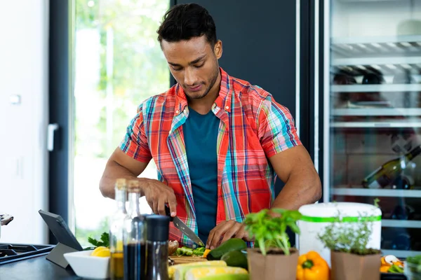 Gelukkige Biracial Man Bereiden Diner Het Hakken Van Groenten Keuken — Stockfoto