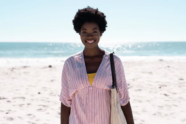 아프리카 미국인 여성이고 머리는 해변에 변경되지 즐거움 — 스톡 사진