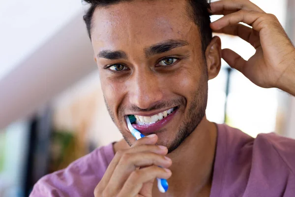 Homem Biracial Feliz Escovando Dentes Casa Banho Sorrindo Estilo Vida — Fotografia de Stock