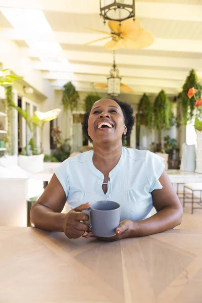 Счастливая Американка Старшеклассница Чашкой Кофе Видео Звонке Старший Образ Жизни — стоковое фото