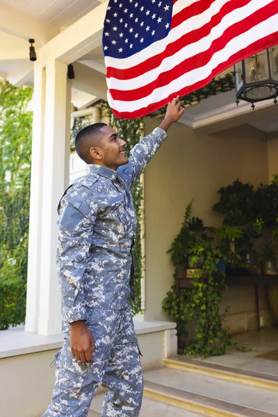 Happy Biracial Amerikansk Soldat Iført Militær Uniform Berører Flagget Til – stockfoto