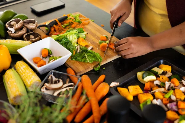 Середині Плюс Розмір Афро Американки Жінка Готує Вечерю Рубаючи Овочі — стокове фото
