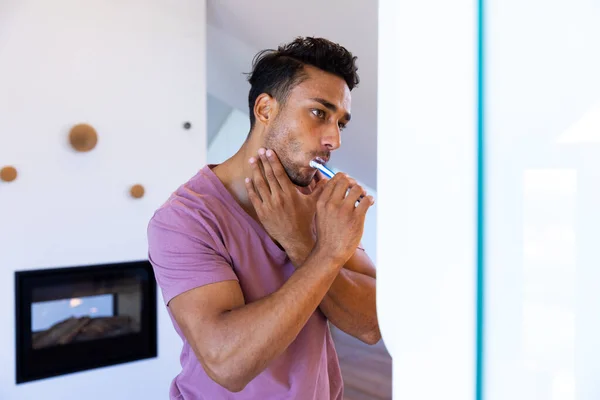 Homme Biracial Regardant Dans Miroir Brossant Les Dents Dans Salle — Photo