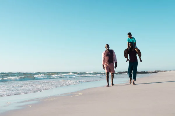 Afrikanische Männliche Mehrgenerationenfamilie Genießt Ihren Urlaub Strand Bei Klarem Himmel — Stockfoto