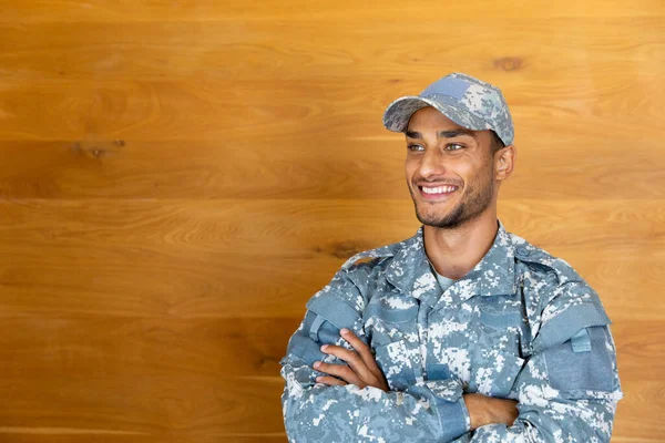 Soldado Masculino Birracial Feliz Vestindo Uniforme Militar Cruzando Armas Sorrindo — Fotografia de Stock