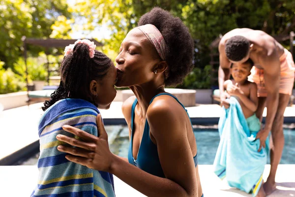 Madre Afroamericana Che Bacia Sulla Fronte Della Figlia Padre Che — Foto Stock