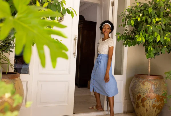 微笑着非洲裔美国中年女性 站在屋门口望着远方 不变的生活方式 快乐和受欢迎的概念 — 图库照片