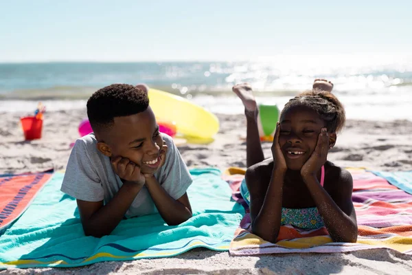 Afroameričtí Usměvaví Sourozenci Rukama Bradě Ležící Ručnících Při Odpočinku Pláži — Stock fotografie