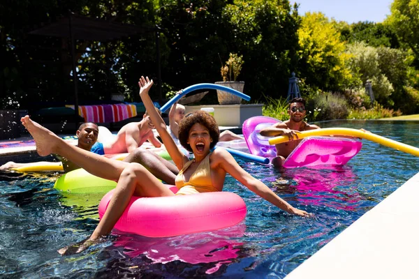 庭のプールで水泳リングを使用して プールパーティーを持つ友人の幸せな多様なグループ ライフスタイル パーティー — ストック写真