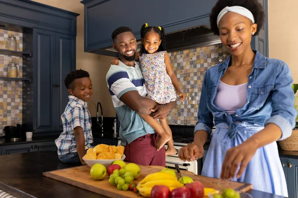 非洲裔美国人面带微笑的丈夫和孩子们看着女人在厨房柜台上切水果 复制空间 生活方式和家庭观念 — 图库照片