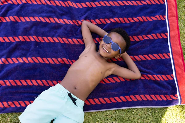 Afroameričan Bez Košile Rukama Hlavou Nosí Sluneční Brýle Leží Ručníku — Stock fotografie
