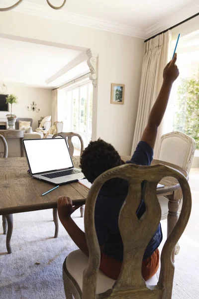 Menino Afro Americano Sentado Mesa Usando Laptop Com Espaço Cópia — Fotografia de Stock
