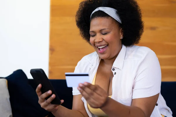 Щаслива Велика Афро Американська Жінка Магазині Кредитною Карткою Смартфоном Вільний — стокове фото