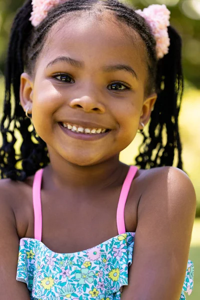 カメラを見てドレッドロックとアフリカ系アメリカ人のかわいい女の子の笑顔のクローズアップ肖像画 変更されず ライフスタイル 子供時代と幸せなコンセプト — ストック写真