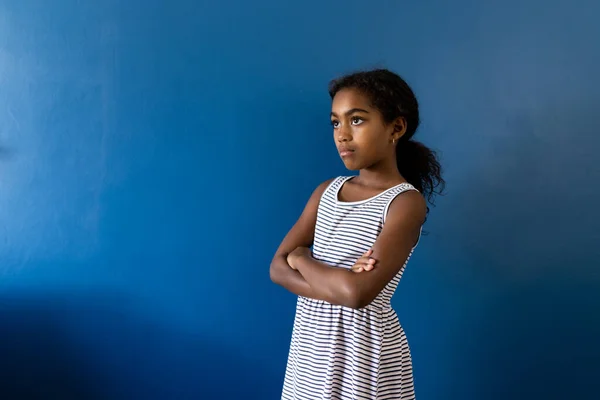 Menina Biracial Pensativo Com Braços Cruzados Olhando Para Longe Fundo — Fotografia de Stock
