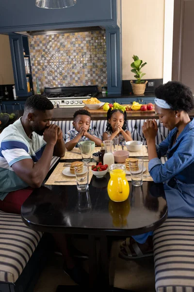 Padres Afroamericanos Con Niños Rezando Mesa Del Comedor Antes Del —  Fotos de Stock