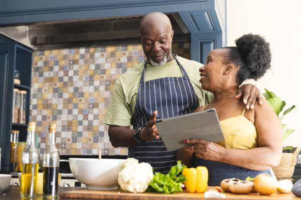 Feliz Pareja Afroamericana Senior Que Usa Delantales Cocina Con Tableta — Foto de Stock