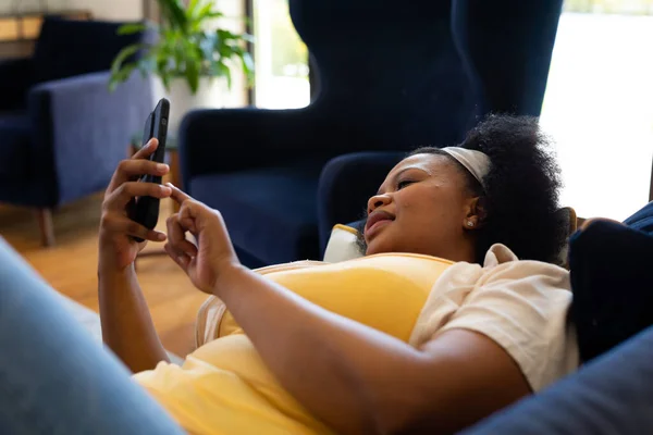 Щаслива Велика Афро Американська Жінка Лежить Дивані Користується Смартфоном Розслаблення — стокове фото