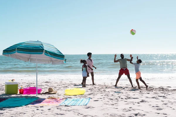 非裔美国人的父母和孩子们一边玩着球 一边在海滩上与大海和天空作斗争 复制空间 享受和夏天 — 图库照片