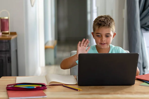 白人男孩一边在家里上网一边挥手 抄袭空间 未经改动的童年 无线技术 学生和电子学习概念 — 图库照片