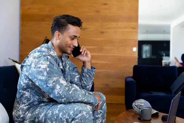 Glad Biracial Man Soldat Bär Uniform Sitter Soffan Prata Smartphone — Stockfoto