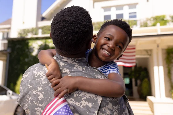 Felice Ragazzo Afroamericano Con Bandiera America Che Abbraccia Padre Soldato — Foto Stock