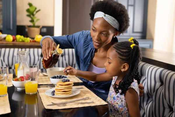 Αφροαμερικανή Μητέρα Και Κόρη Βάζουν Βατόμουρα Και Βάζουν Μέλι Στις — Φωτογραφία Αρχείου