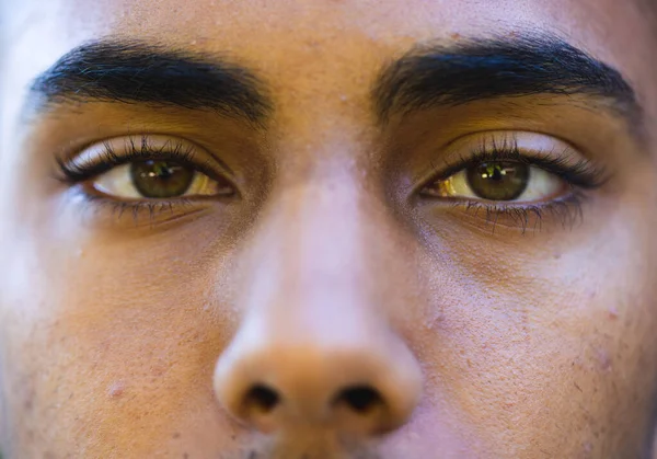 Kameraya Bakan Melez Adamın Kahverengi Gözlerini Kapat Portre Yüz Yüz — Stok fotoğraf