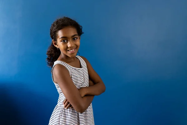 Retrato Menina Birracial Feliz Com Braços Cruzados Sorrindo Fundo Azul — Fotografia de Stock