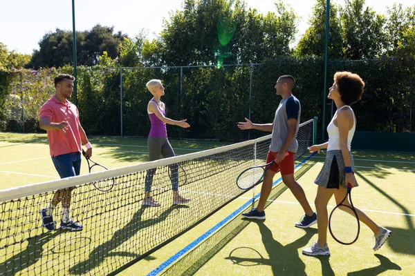 Šťastná Různorodá Skupina Přátel Hrající Tenis Potřásající Rukou Tenisovém Kurtu — Stock fotografie