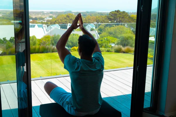 Mann Sitzt Auf Balkon Über Sonnigem Garten Und Meditiert Lebensstil — Stockfoto
