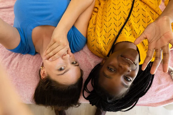 Happy Diverse Adolescentes Amis Couchés Sur Lit Prendre Selfie Mode — Photo