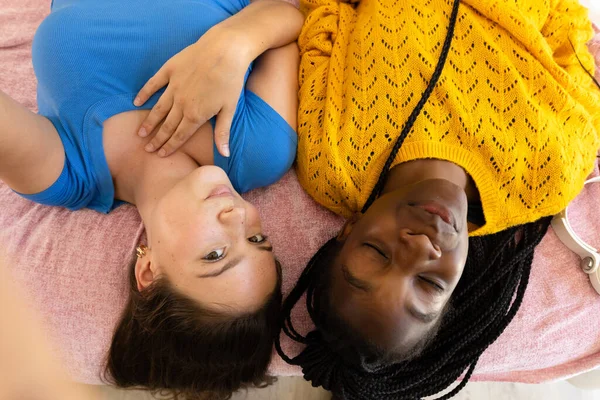 快乐多样的少女朋友躺在床上 自私自利 青少年生活方式 家庭生活 友谊和沟通 — 图库照片