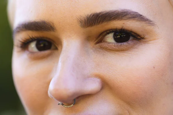 Retrato Mujer Caucásica Feliz Mirando Cámara Sonriendo Jardín Retrato Rostro — Foto de Stock