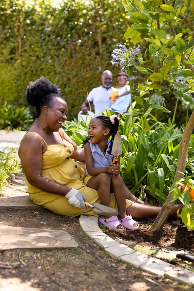 Abuelos Afroamericanos Disfrutando Jardinería Con Nietos Patio Inalterado Familia Unión —  Fotos de Stock