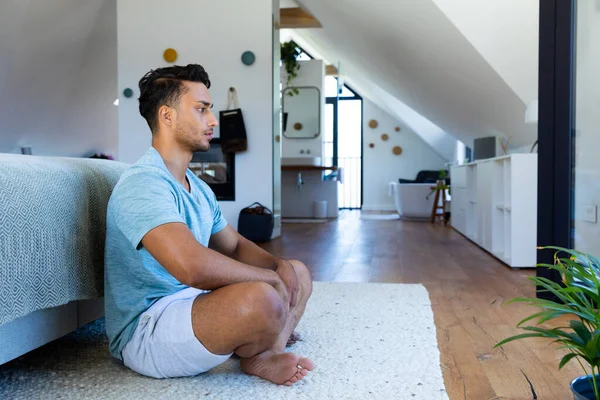 Homem Racial Sentado Chão Quarto Meditando Estilo Vida Relaxamento Saúde — Fotografia de Stock