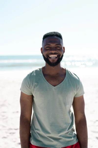 Портрет Веселого Африканского Бородатого Американца Смеющегося Стоя Пляже Ясным Небом — стоковое фото
