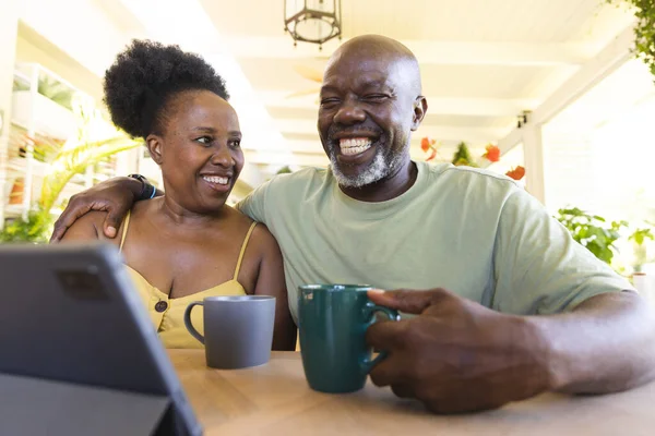 Glückliche Ältere Afrikanisch Amerikanische Paar Mit Tablette Mit Tassen Kaffee — Stockfoto