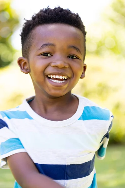 Κοντινό Πορτραίτο Ενός Χαρούμενου Αφροαμερικανού Χαριτωμένου Αγοριού Που Χαμογελάει Και — Φωτογραφία Αρχείου