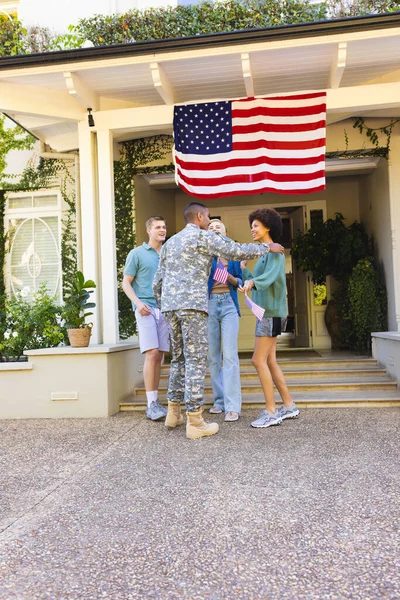 Lykkelige Mangfoldige Venner Som Holder Usenflagg Hilser Mannlig Soldat Amerikansk – stockfoto