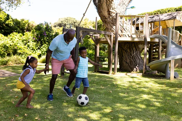 Abuelo Afroamericano Jugando Fútbol Con Nietos Alegres Parque Inalterado Familia — Foto de Stock