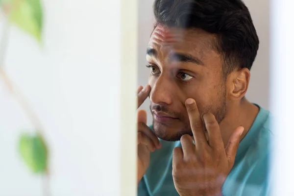 Biracial Man Menyentuh Wajahnya Dan Melihat Matanya Cermin Kamar Mandi — Stok Foto
