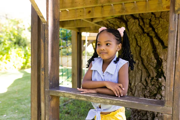 Düşünceli Afro Amerikan Kızı Oyun Parkında Ahşap Çerçevenin Yanında Dikilirken — Stok fotoğraf