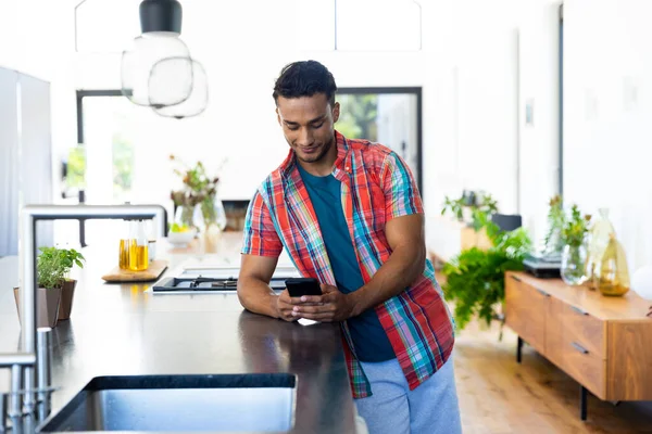 Happy Biracial Man Leaning Countertop Using Smartphone Kitchen Lifestyle Technology — Stock Photo, Image
