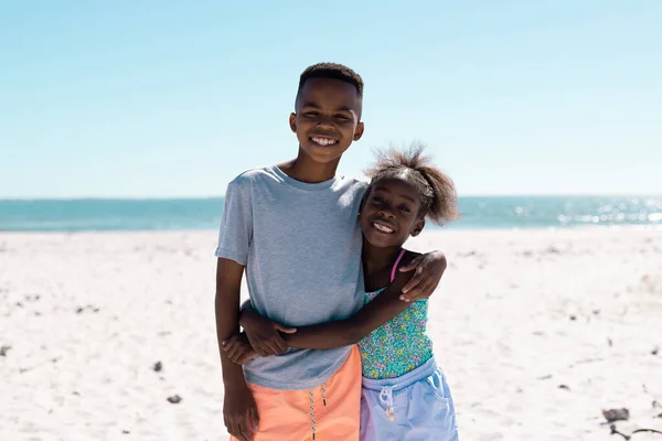 Счастливые Африканские Американец Брат Сестра Руками Вокруг Стоя Пляже Против — стоковое фото