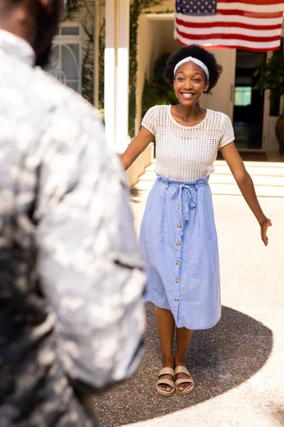 快乐的非洲裔美国女人从军队回家后兴奋地看着军人丈夫 美国国旗 爱国主义和归国观念 — 图库照片