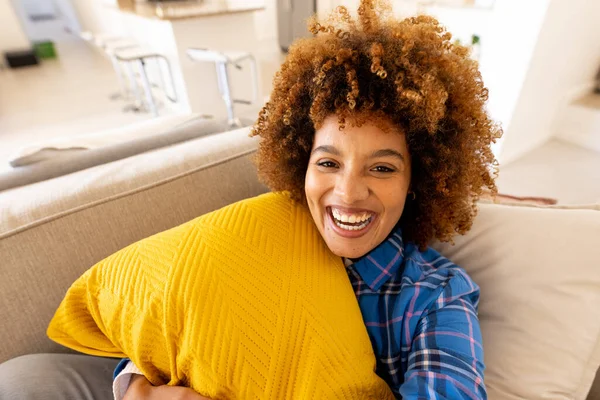 Портрет Молодої Жінки Афро Волоссям Сміється Відпочиваючи Жовтою Подушкою Дивані — стокове фото