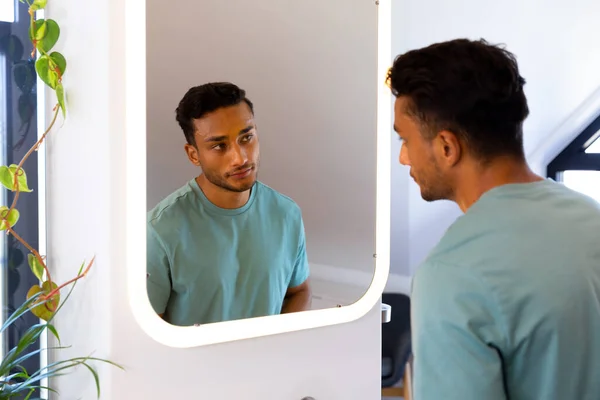 Hombre Biracial Mirándose Espejo Del Baño Estilo Vida Autocuidado Vida —  Fotos de Stock