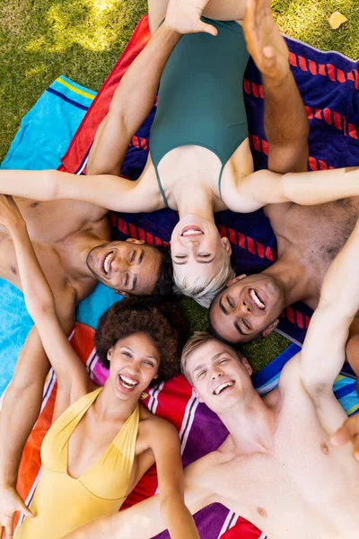 Portret Van Een Gelukkige Gevarieerde Groep Vrienden Die Handdoeken Liggen — Stockfoto