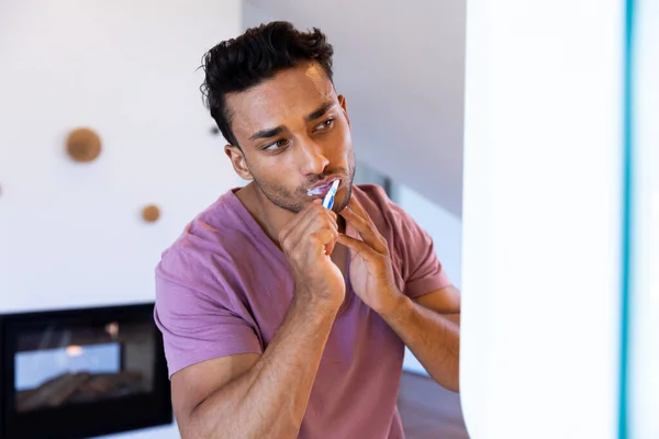 Homme Biracial Regardant Dans Miroir Brossant Les Dents Dans Salle — Photo